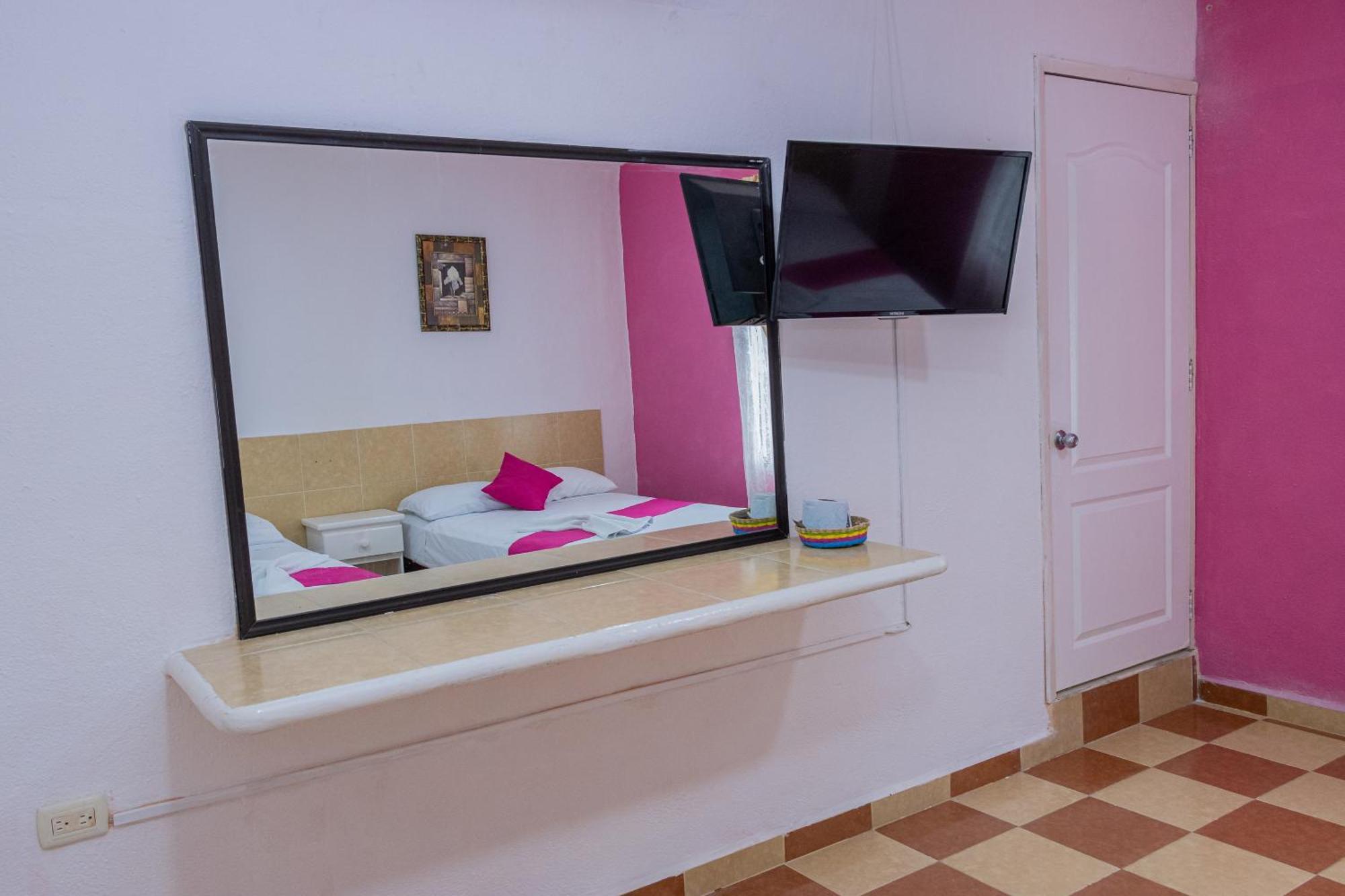 Oyo Hotel Marias,Aeropuerto Internacional De เชตุมัล ภายนอก รูปภาพ